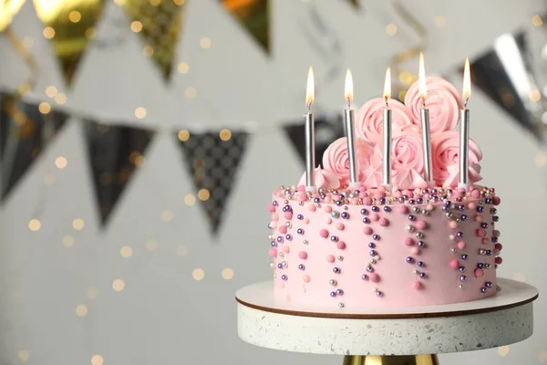 Bolo Aniversário Lindamente Decorado Stand Contra Luzes Festivas Borradas Espaço — Fotografia de Stock