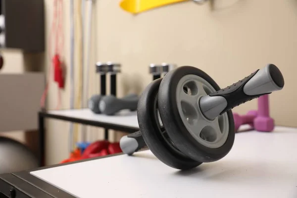 Roue Abdominale Sur Table Blanche Dans Chambre Avec Autres Équipements — Photo