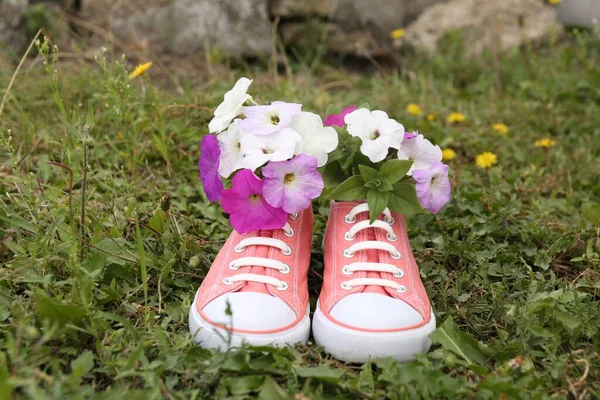 Sapatos Com Belas Flores Grama Livre — Fotografia de Stock