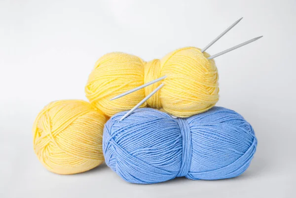白地に柔らかい毛糸と編み物の針 — ストック写真