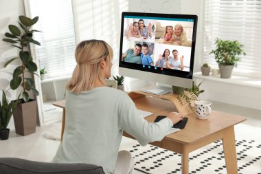 Aile üyeleriyle internet üzerinden görüşme yapan kadın başvurusunu evde yapıyor.