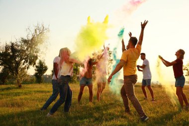 Mutlu arkadaşlar açık havada renkli pudra boyalarıyla eğleniyorlar. Holi festivali kutlaması