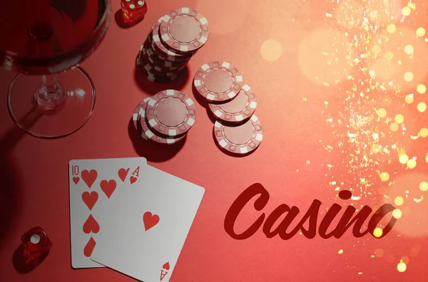 Word Casino Chips Speelkaarten Dobbelstenen Cocktail Rode Tafel Platte Lay — Stockfoto