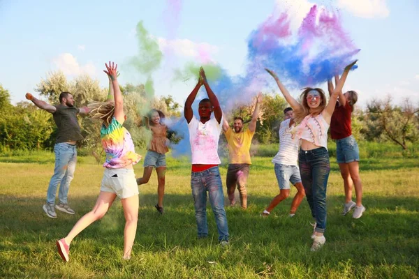 Amigos Felizes Divertindo Com Corantes Coloridos Livre Celebração Festival Holi — Fotografia de Stock