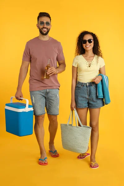 Happy Young Couple Cool Box Bottle Beer Beach Accessories Yellow — Fotografia de Stock