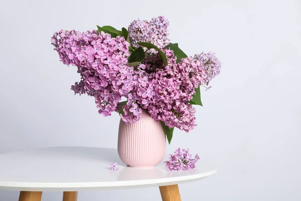 Красивые Сиреневые Цветы Вазе Белом Столе — стоковое фото