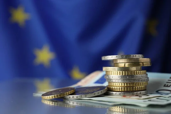 Monedas Billetes Sobre Mesa Frente Bandera Unión Europea Espacio Para — Foto de Stock