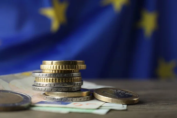 Monedas Billetes Sobre Mesa Madera Contra Bandera Unión Europea Espacio — Foto de Stock