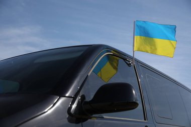 Ukrayna ulusal bayrağı açık hava arabasının camında