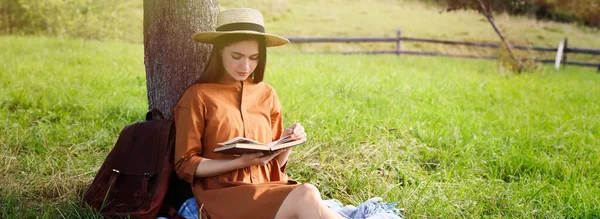 Young Woman Reading Book Tree Meadow Banner Design — Foto Stock