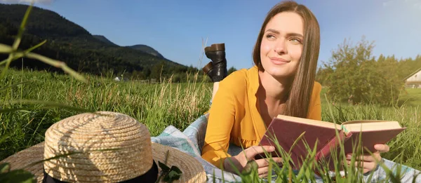 Mooie Jonge Vrouw Die Boek Leest Groene Weide Bergen Banner — Stockfoto