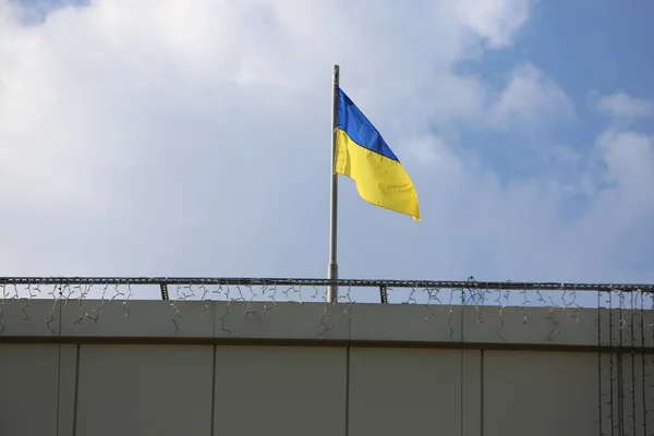 Ukrajinská Vlajka Stavbě Proti Zatažené Obloze — Stock fotografie