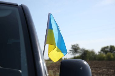 Ukrayna ulusal bayrağı araba penceresinde, yakın plan.