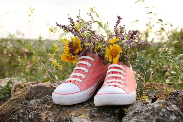 Sapatos Com Belas Flores Pedras Livre — Fotografia de Stock