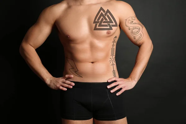 Hezký Muž Krásnými Tetování Skici Černém Pozadí Detailní Záběr — Stock fotografie