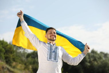 Vyshyvanka 'da Ukrayna bayrağı taşıyan bir adam.