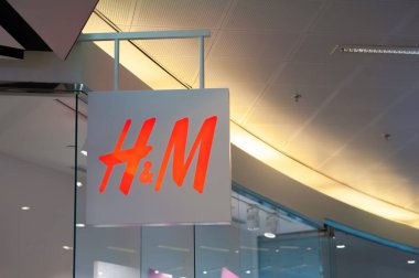 Warshaw, Polonya - 14 Mayıs 2022: H & M mağazası alışveriş merkezinde