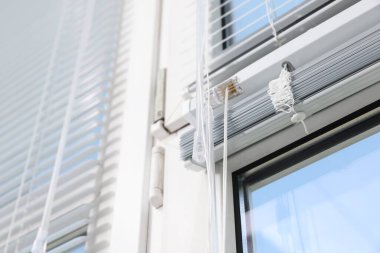 Pencere yatay panjurlu ve kontrol sistemi kapalı, düşük açılı. Metin için boşluk