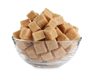 Beyaz üzerine izole edilmiş kahverengi şeker küpleriyle kase