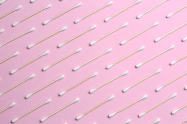 Pembe arka planda bir sürü pamuk tomurcuğu var.