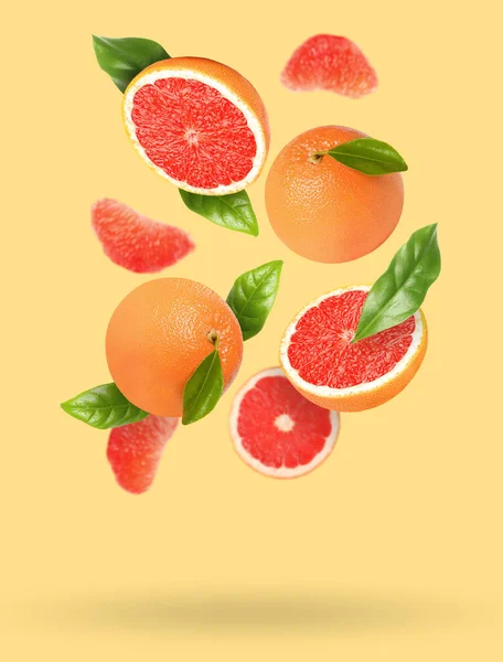 Leckere Reife Grapefruits Und Grüne Blätter Auf Beigem Hintergrund — Stockfoto