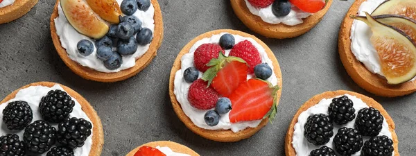 Delicious Tartlets Fresh Berries Grey Table Flat Lay Banner Design — Φωτογραφία Αρχείου