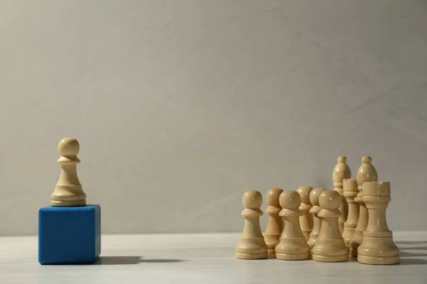 White Chess Piece Standing Out Others Wooden Table Grey Background — Stock Photo, Image