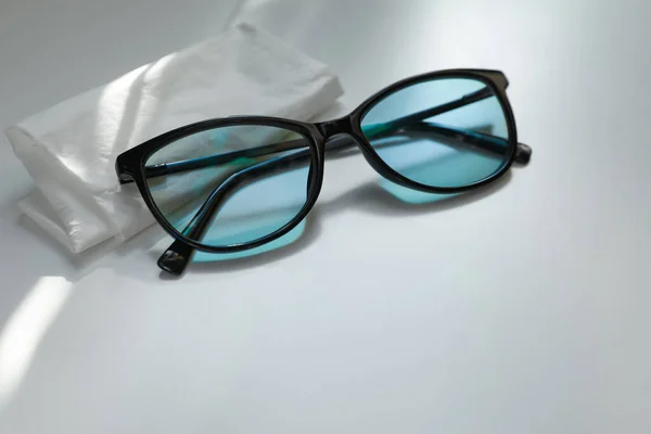 白色桌子上有时髦的黑色眼镜片和布料 案文的篇幅 — 图库照片