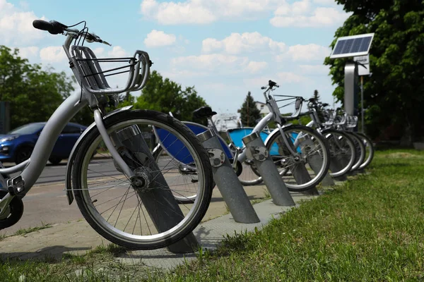 Cyklar Låsta Att Stå Stadens Gata — Stockfoto