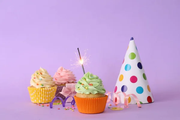 Cupcakes Cumpleaños Con Bengala Ardiente Sombrero Fiesta Caja Regalo Sobre — Foto de Stock