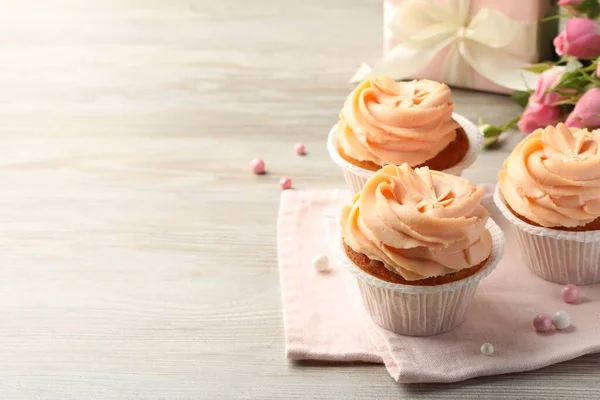Sabrosos Cupcakes Con Crema Sobre Mesa Madera Espacio Para Texto — Foto de Stock