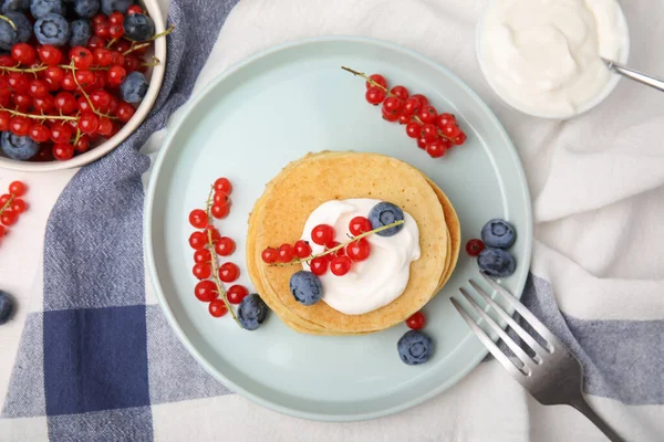 Pancake Lezat Dengan Yogurt Alami Blueberry Dan Kismis Merah Atas — Stok Foto