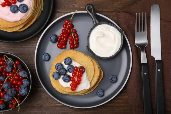 Tasty Pancakes Natural Yogurt Blueberries Red Currants Wooden Table Flat — Stok fotoğraf