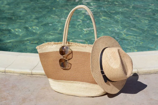 Stylish Bag Sunglasses Hat Outdoor Swimming Pool Sunny Day Beach — Stock fotografie