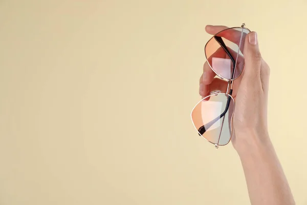 Kobieta Stylowych Okularach Beżowym Tle Zbliżenie Miejsce Tekst — Zdjęcie stockowe