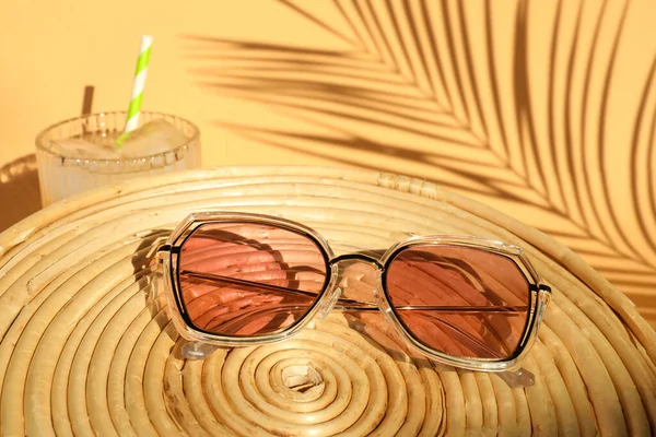 Stylish Sunglasses Wicker Mat Glass Refreshing Drink Beige Background — Zdjęcie stockowe