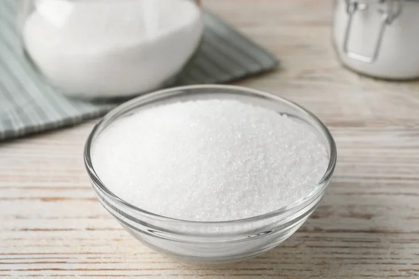 Açúcar Granulado Taça Vidro Sobre Mesa Madeira Branca Close — Fotografia de Stock