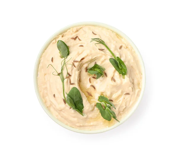 Schüssel Mit Schmackhaftem Humus Mit Erbsenblättern Isoliert Auf Weiß Von — Stockfoto