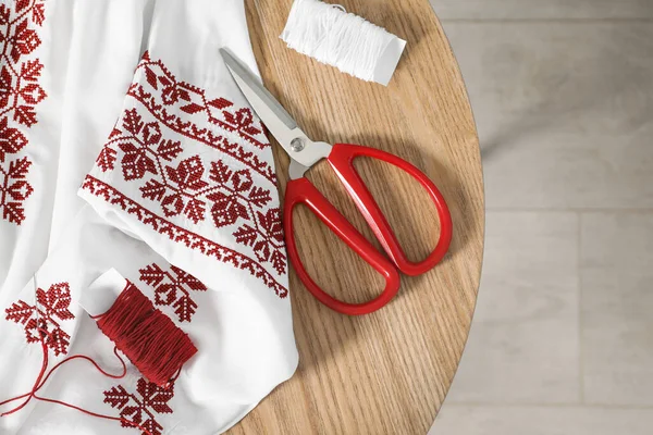White Shirt Beautiful Embroidery Design Threads Scissors Wooden Table Flat — Fotografia de Stock