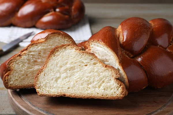 Cut Homemade Braided Bread Wooden Table Closeup Traditional Shabbat Challah —  Fotos de Stock