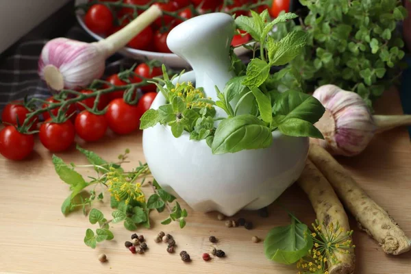 Mortar Fresh Herbs Garlic Horseradish Roots Black Peppercorns Cherry Tomatoes — ストック写真