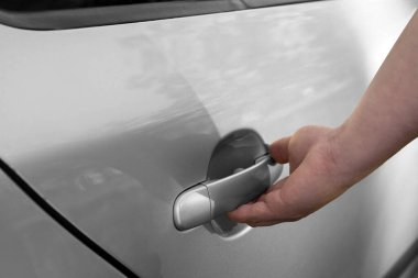 Adam arabanın kapısını açarak closeup görünümü