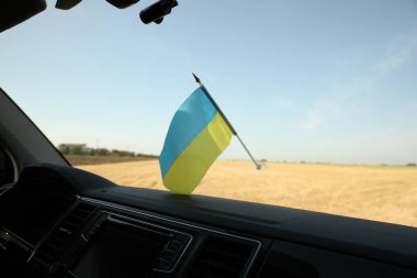 Ukrayna ulusal bayrağı arabanın ön camında