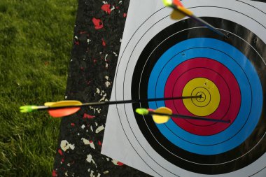 Okçulukta oklar dışarıdaki yeşil çimlerde, yakın plan.