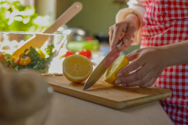 Mujer Cortando Limón Fresco Encimera Cocina Primer Plano —  Fotos de Stock