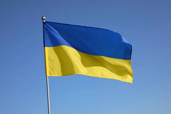 Ukrayna Nın Ulusal Bayrağı Mavi Gökyüzüne Karşı — Stok fotoğraf