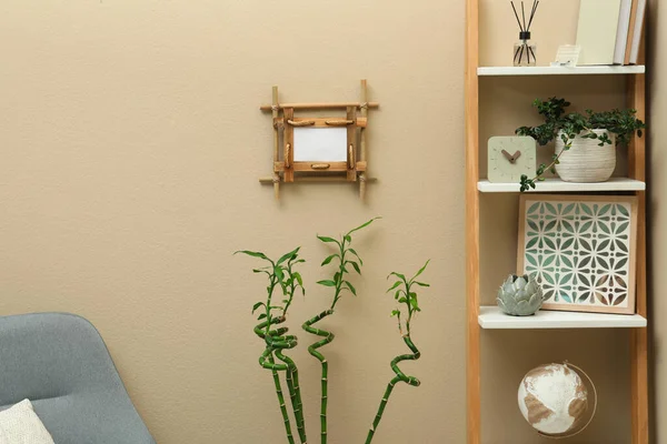Interior Kamar Bergaya Dengan Bingkai Bambu Dan Unit Rak — Stok Foto