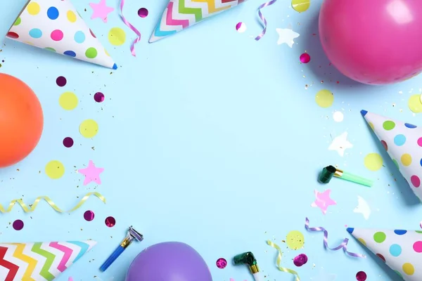 Rahmen Aus Partyhüten Und Geburtstagsdekor Auf Hellblauem Hintergrund Flach Gelegt — Stockfoto