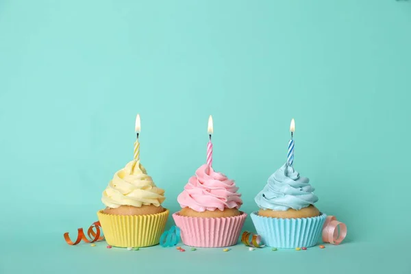 Leckere Geburtstagskuchen Mit Brennenden Kerzen Streuseln Und Luftschlangen Auf Türkisfarbenem — Stockfoto