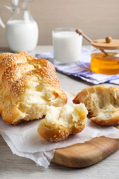 Broken Homemade Braided Bread Sesame Seeds Wooden Table Traditional Shabbat — Fotografia de Stock